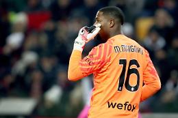 Insulti razzisti a Maignan, tra gli autori anche un uomo di colore