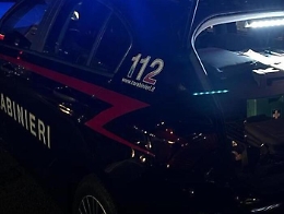 Un passante sente vagiti da un cassonetto, trova  un neonato  in una busta