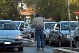 Parcheggiatore abusivo chiede soldi a un automobilista, ma lui è un carabiniere e lo blocca