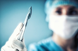 Si fa rifare i glutei e poi scappa dalla clinica: ricercata la ladra di lifting