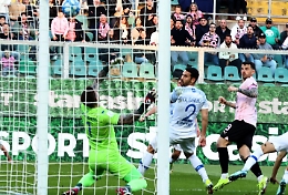 Ora il Palermo vola in Paradiso: tris al Como e la serie A &egrave; a un passo