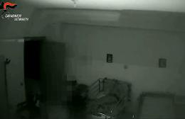 Il video dell'anziano "ingabbiato" per impedirgli di alzarsi la notte: chiusa la casa di riposo lager