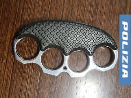 Sull'aereo portando con sé un tirapugni in metallo: denunciato a Fontarossa