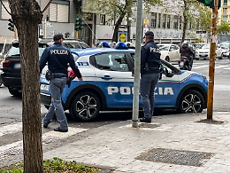Lavavetri minaccia automobilisti, passanti e poliziotti: arrestato e condannato