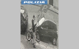 Sradica un palo della segnaletica per rubare una bicicletta (da regalare al figlio della compagna)