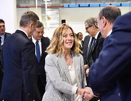 Giorgia Meloni a Catania, la fabbrica del sole e le strette di mano