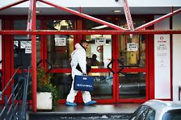 Prof accoltellata da uno studente davanti una scuola: choc a Varese