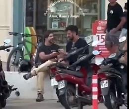 Uruguay, il presidente Lacalle Pou a passeggio senza scorta: il video &egrave; virale