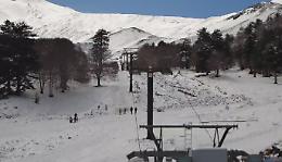 Etna, arriva (finalmente) la neve anche a quota 1.600