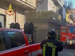 Patern&ograve;, incendio in un appartamento: feriti un uomo e un'anziana