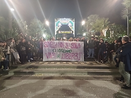 A Villa Bellini il corteo dopo lo stupro della ragazzina: «La violenza è ormai un fenomeno culturale»