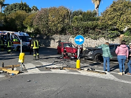 Scontro tra due auto ad Aci Catena, donna incastrata tra le lamiere "liberata" dai vigili del fuoco
