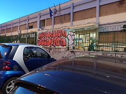 Catania, studenti occupano il liceo Nicola Spedalieri: «Il governo taglia i fondi e vieta il dissenso»