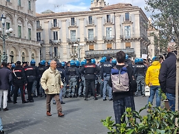 Corteo Pro Palestina in centro a Catania, momenti di tensione con la Polizia
