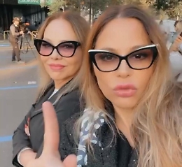 Ornella Muti e la figlia Naike Rivelli "cavalcano" i trattori: «Porteremo all'Ariston le arance»