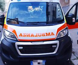 Riempie una cisterna d'acqua, ma il mezzo si ribalta e lo schiaccia: operaio 34enne in prognosi riservata