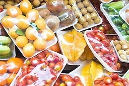 Stop alla plastica monouso per gli alimenti ma si "salva" l'insalata in busta: cosa ha deciso l'Ue