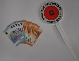 Anziana dimentica 600 euro ad un Postmat: il gesto civico di un giovane la sorprende