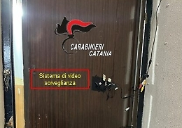 Catania, il pusher dietro la scrivania con la droga e il listino dei prezzi: arrestato