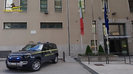 In vetrina capi d'abbigliamento con griffe false: denunciato commerciante a Partinico