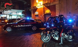 I carabinieri gli chiedono la patente e lui fa lo "splendido": ma non aveva fatto i conti con la tecnologia