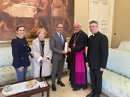 Catania, consegnato all'arcivescovo Renna l'olio della «Quarto Savona 15»