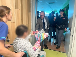 I poliziotti e il questore di Catania dai bimbi ricoverati in Oncoematologia pediatrica al Policlinico