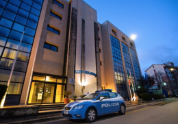 Cinque giovani non si fermano all'alt della polizia tra Comiso e Vittoria, identificati e denunciati