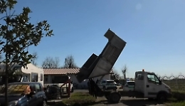 Abbandona divani per strada e la polizia locale glieli riporta scaricandoli nel giardino di casa