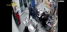 Rapinatore fermato da finanziere fuori servizio: il video dell'intervento