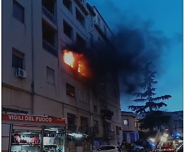 Appartamento a fuoco a Caltanissetta, anziano salvato e portato in ospedale