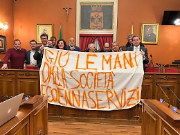 Caos a Enna sulla delibera del servizio di gestione dei rifiuti: perch&eacute; la maggioranza ha occupato l'aula consiliare