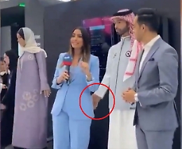 A Riad il robot palpeggia la giornalista: il video è virale