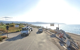 Pescatore trovato morto e seminudo sulla spiaggia, giallo nel Messinese