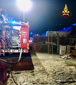 Bronte, a fuoco una falegnameria: cause ancora oscure