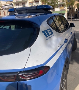 Cubano nudo in strada vicino ad una palestra e ad un supermercato: denunciato