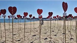 I 70 cuoricini in spiaggia (con i nomi dei parlamentari) per salvare la cardiochirurgia pediatrica a Taormina