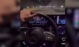 Napoli, in auto (e in città) a 200 km/h e poi posta il video sui social