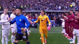 Il pasillo de honor del Torino all'Inter campione d'Italia