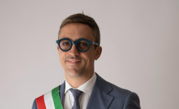 A due passi da Niscemi, il sindaco di Acate: "Vi invitiamo al nostro Carnevale per abbracciarvi". E gi&ugrave; critiche