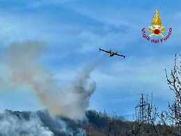 Due incendi sull'Etna, al lavoro anche due canadair
