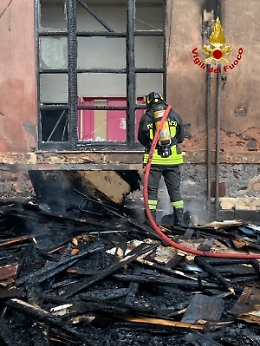 Catania, fiamme nell'ex ospedale Vittorio Emanuele: i vigili usano la schiuma