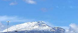 Sull'Etna c'è la neve fuori stagione ma nei prossimi giorni torna il caldo (anche 30° C): clima sempre più pazzo