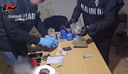 Sul tavolo la droga esposta come al mercato: bloccati tre pusher a San Cristoforo