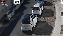 Quaranta secondi per rubare un'auto a Catania: ecco i due ladri all'opera (e ora presi)
