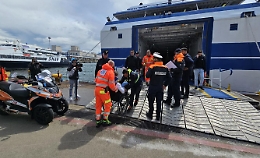 Nave veloce sbatte contro il molo del porto di Napoli: paura e 44 feriti (video)