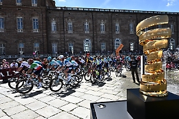 Via al Giro d'Italia, la corsa Rosa è partita