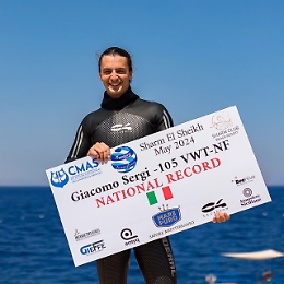 E' sceso a 105 metri di profondità e senza pinne: il nuovo record italiano di apnea è del trapanese Giacomo Sergi