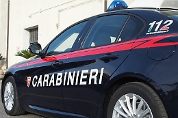 Guida un'auto senza assicurazione e investe un pedone, donna denunciata per lesioni stradali