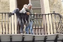 Operaio del Coime minaccia di buttarsi dal balcone